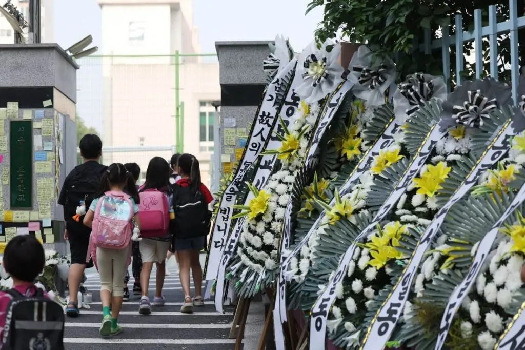 A memorial for the bullied teacher Lee Min-so outside of her school. 